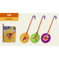 Каталочки колесо 3 кольори,діаметр колеса-23см, довжина ручки-43см,п/е 26*34см /72-2/